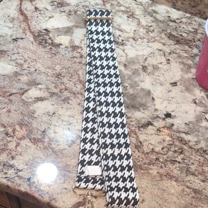 Stylish Black and White Houndstooth Strap